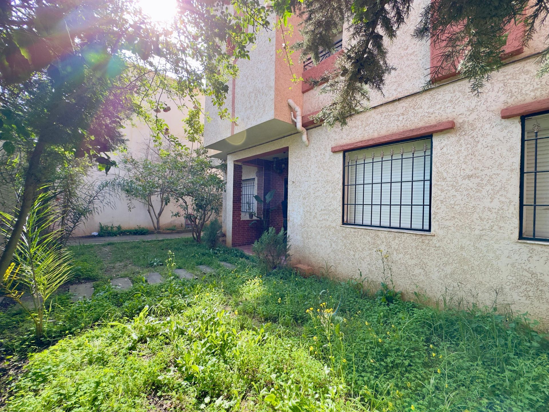 Agence loue à Bouzareah (Bousmaha) coté école de banque une villa en R+1 — Maison à بوزريعة
