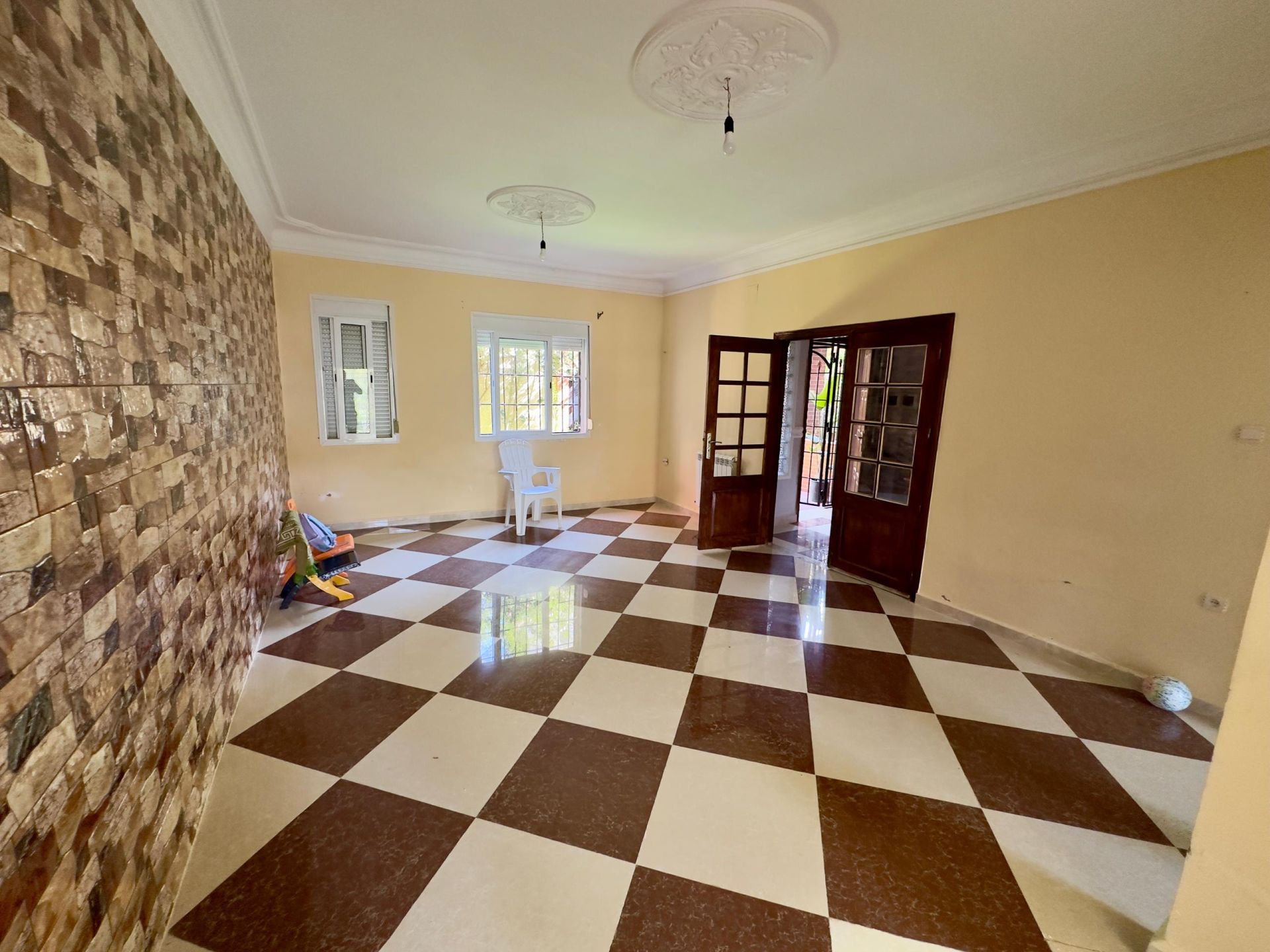 Agence loue à Bouzareah (Bousmaha) coté école de banque une villa en R+1 — Maison à بوزريعة (photo 10)