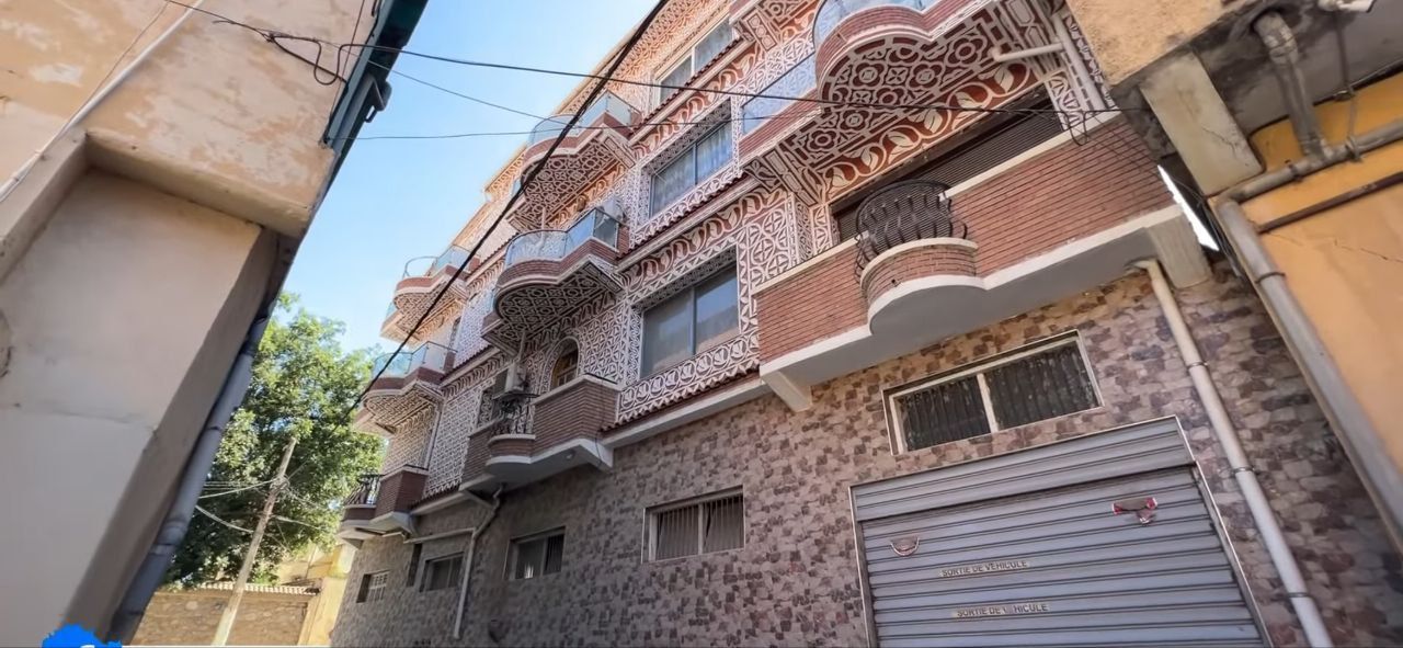 فيلا_ R+3 للبيع في  قليعة ولاية تيبازة بعقد ملكية — Maison à القليعة