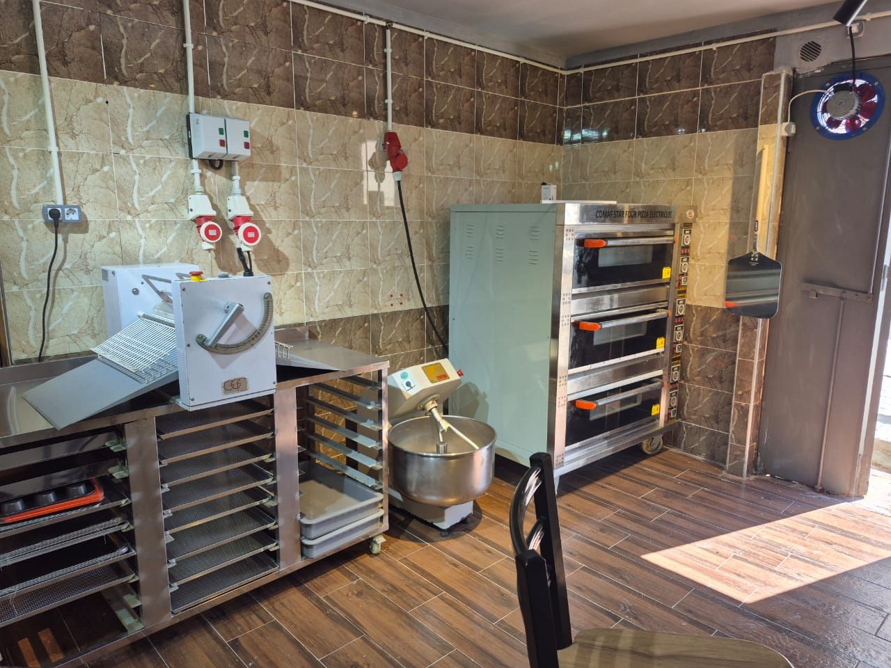 Local À VENDRE – Pizzeria entièrement équipée – El Affia (Kouba) — Local commercial à القبة