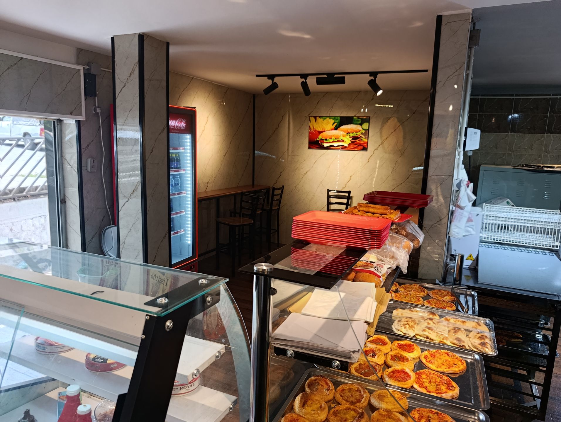 Local À VENDRE – Pizzeria entièrement équipée – El Affia (Kouba) — Local commercial à القبة (photo 3)