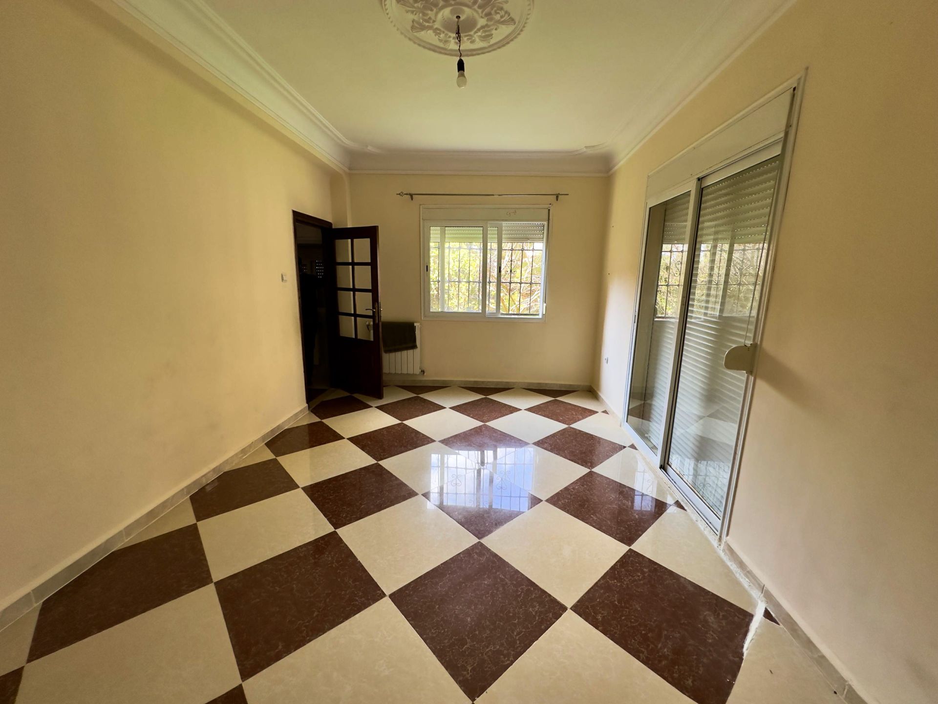 Agence loue à Bouzareah (Bousmaha) coté école de banque une villa en R+1 — Maison à بوزريعة (photo 11)