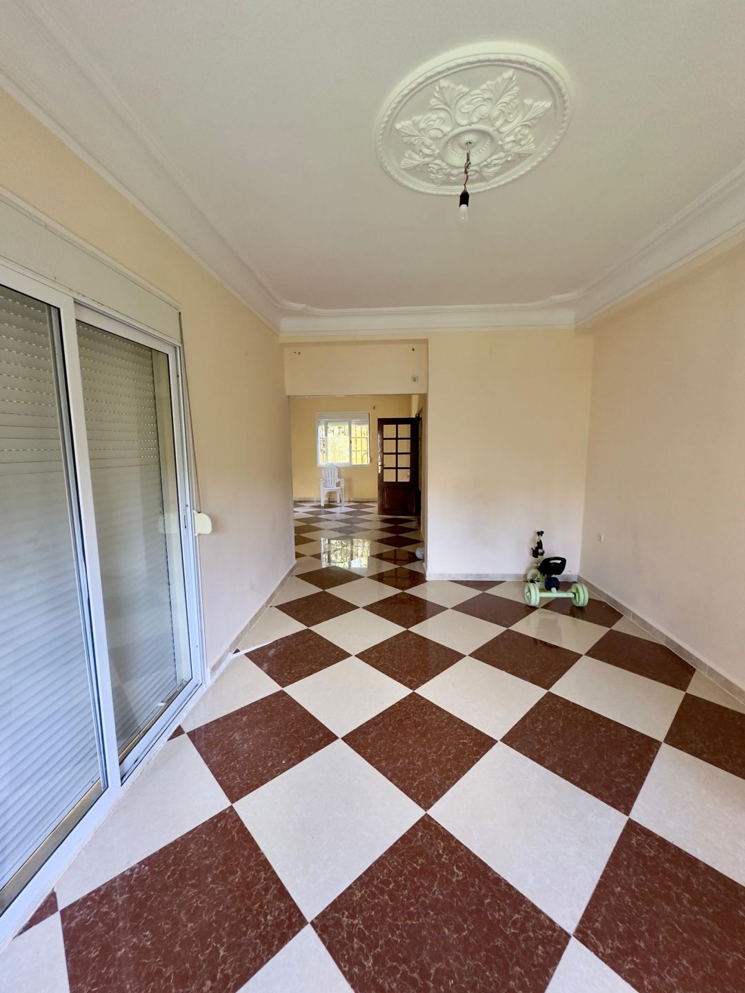 Agence loue à Bouzareah (Bousmaha) coté école de banque une villa en R+1 — Maison à بوزريعة (photo 12)