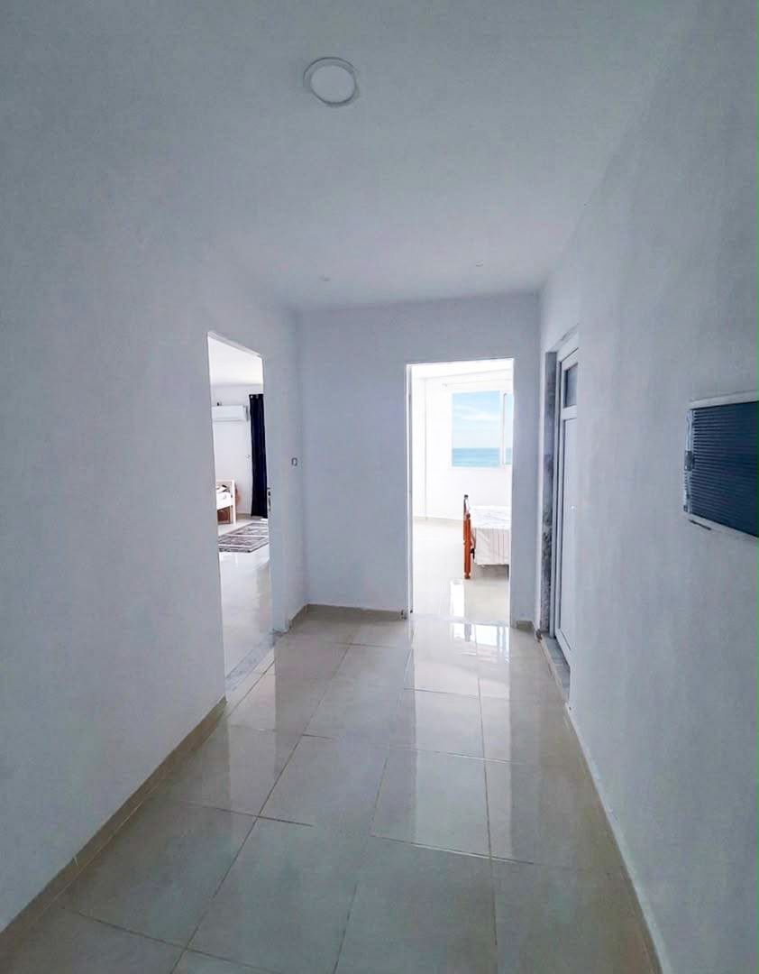 Agence immobilière loue à Azeffoun (Tizi Ouzou) un F2 entièrement meublé — Appartement à أزفون (photo 12)