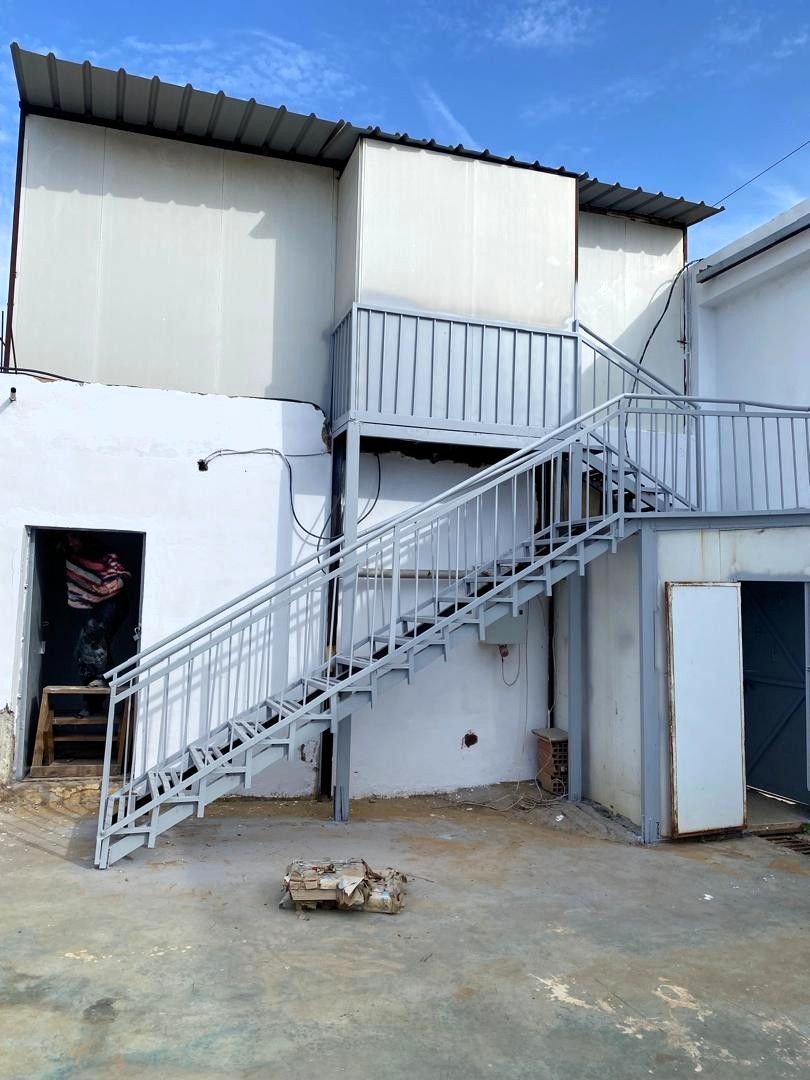 Agence immobilière loue à Route de Htatba (Koléa) un hangar de : 1300 M² — Hangar - usine à القليعة (photo 10)