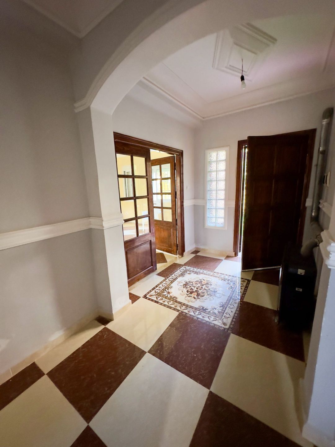 Agence loue à Bouzareah (Bousmaha) coté école de banque une villa en R+1 — Maison à بوزريعة (photo 15)