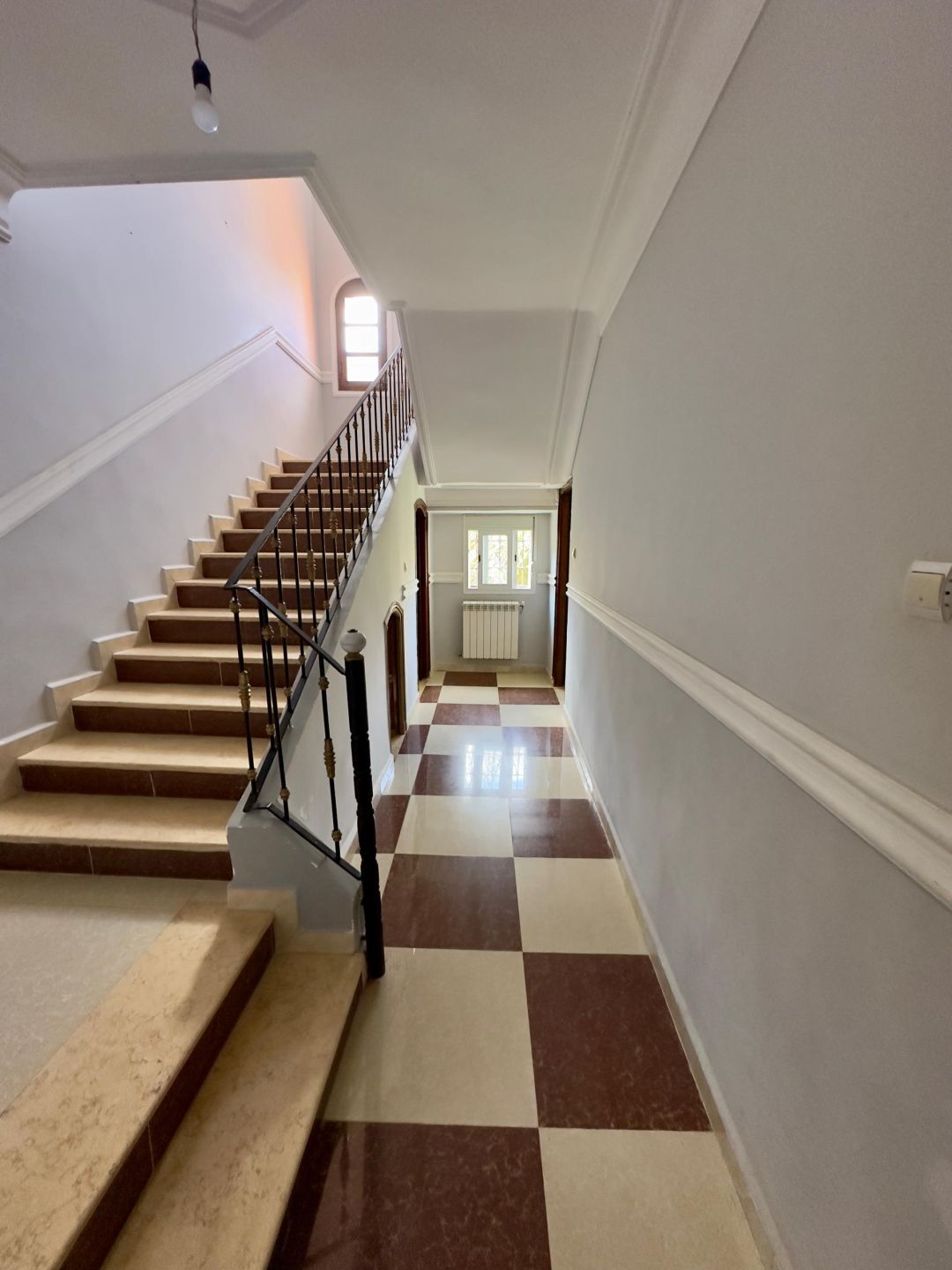 Agence loue à Bouzareah (Bousmaha) coté école de banque une villa en R+1 — Maison à بوزريعة (photo 16)