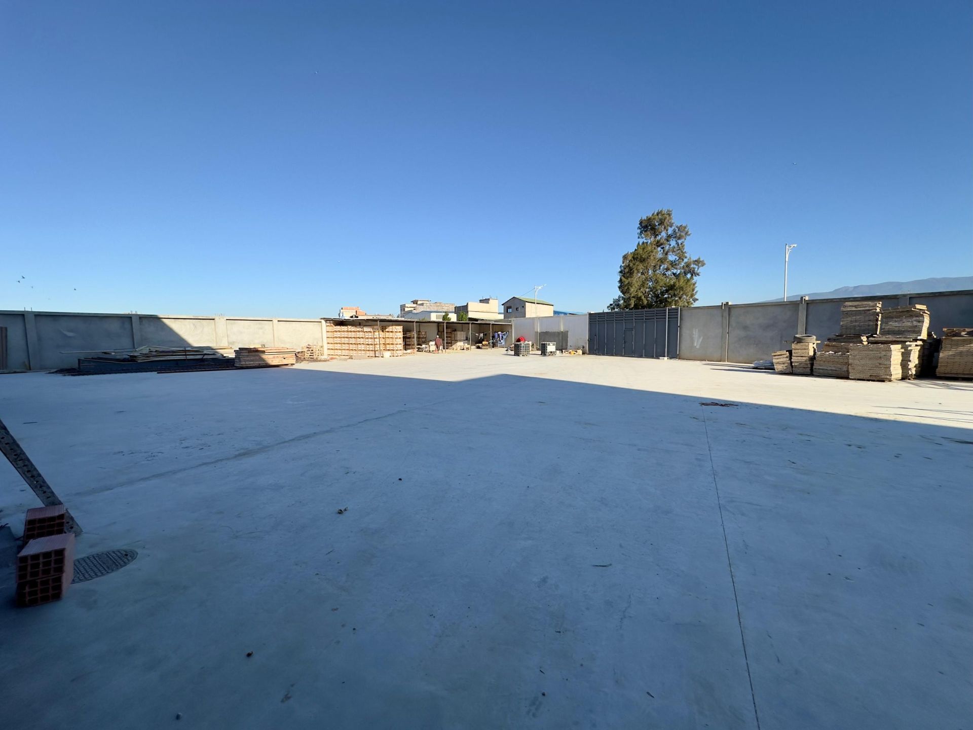 Agence immobilière loue à Tessala El Merdja un hangar de : 3000 M² — Hangar - usine à TESSALA EL MERDJA (photo 2)