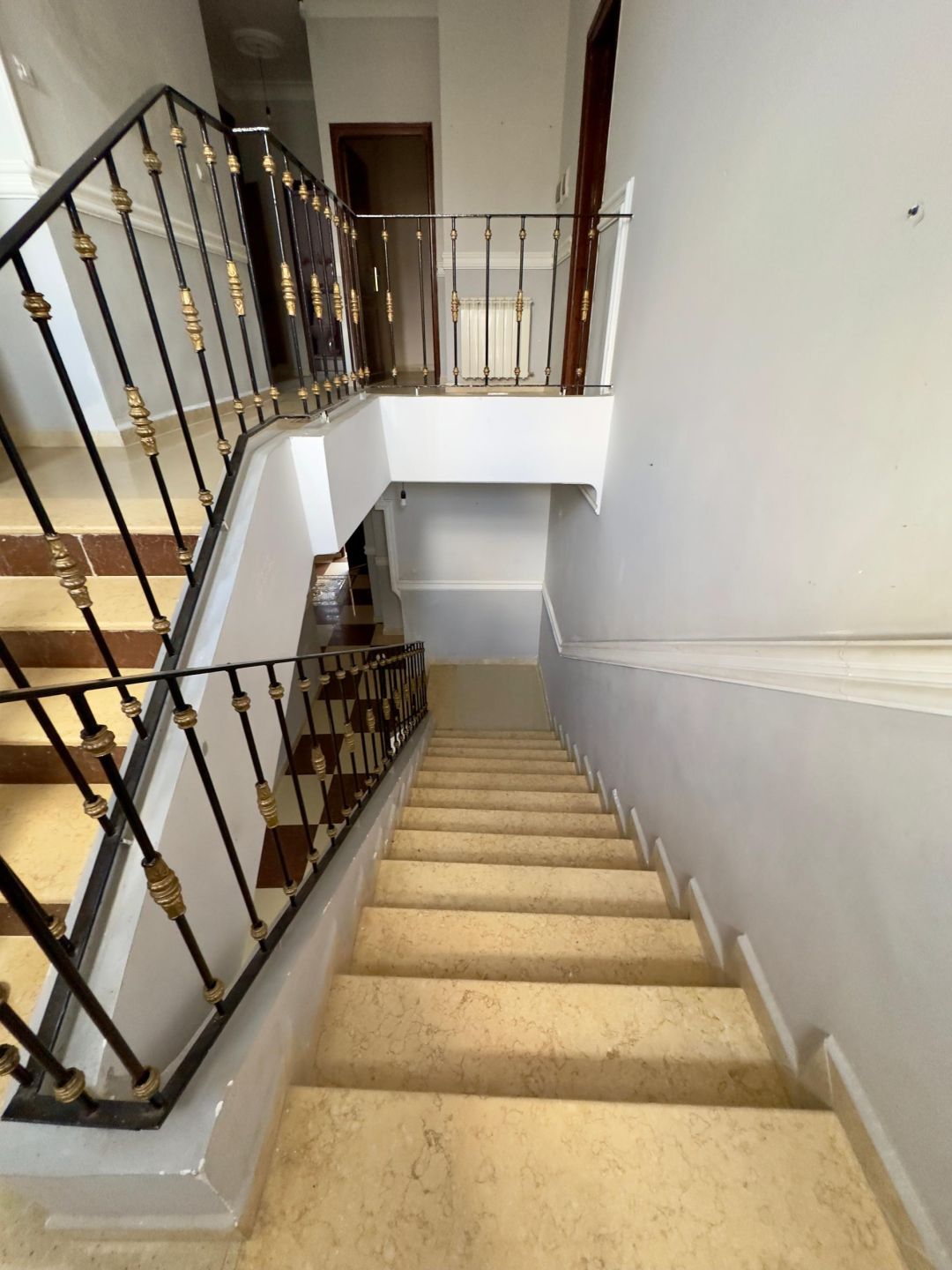 Agence loue à Bouzareah (Bousmaha) coté école de banque une villa en R+1 — Maison à بوزريعة (photo 20)