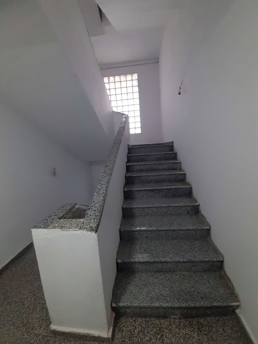 Agence immobilière loue à Azeffoun (Tizi Ouzou) un F2 entièrement meublé — Appartement à أزفون (photo 19)