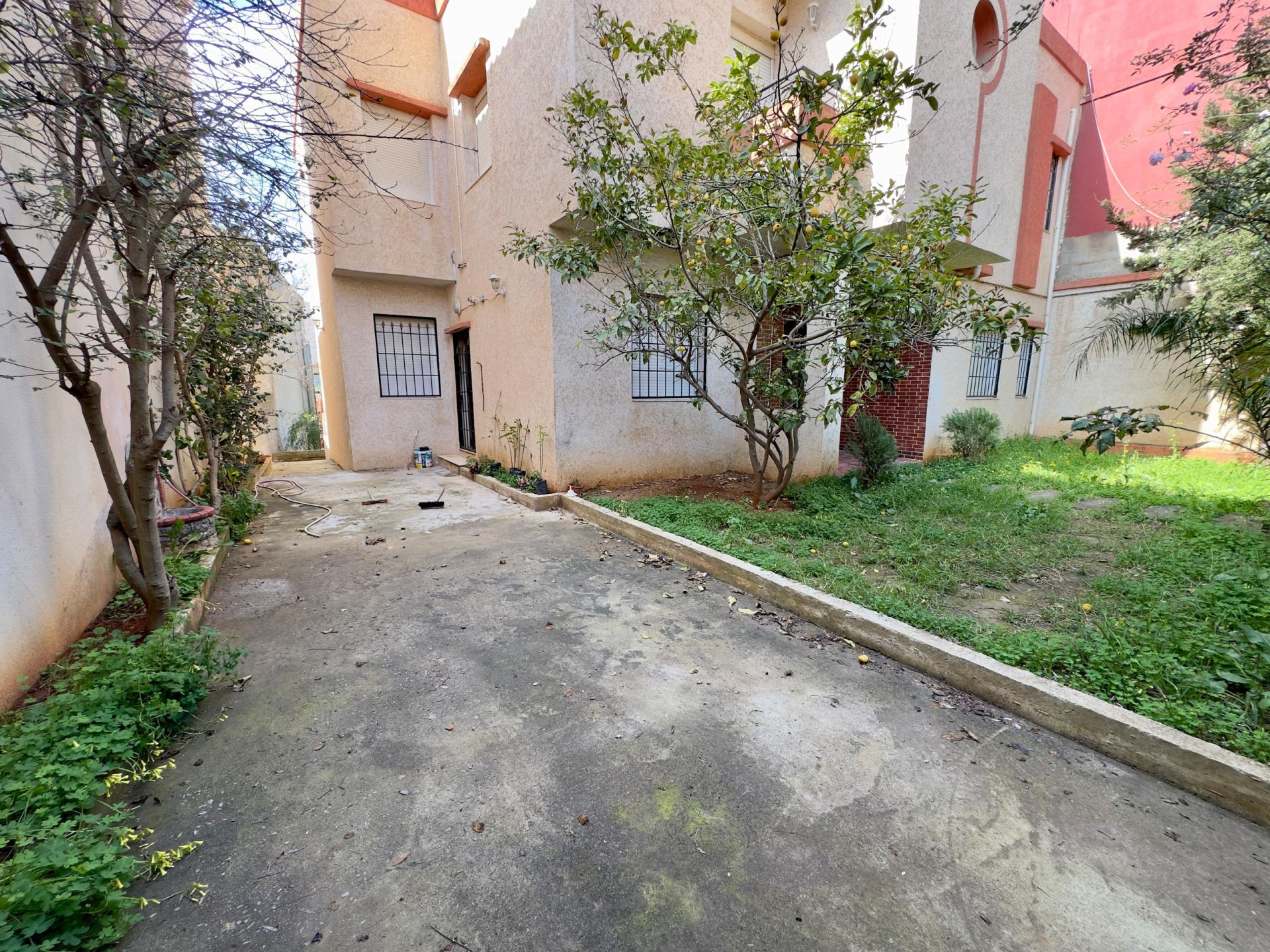 Agence loue à Bouzareah (Bousmaha) coté école de banque une villa en R+1 — Maison à بوزريعة (photo 3)