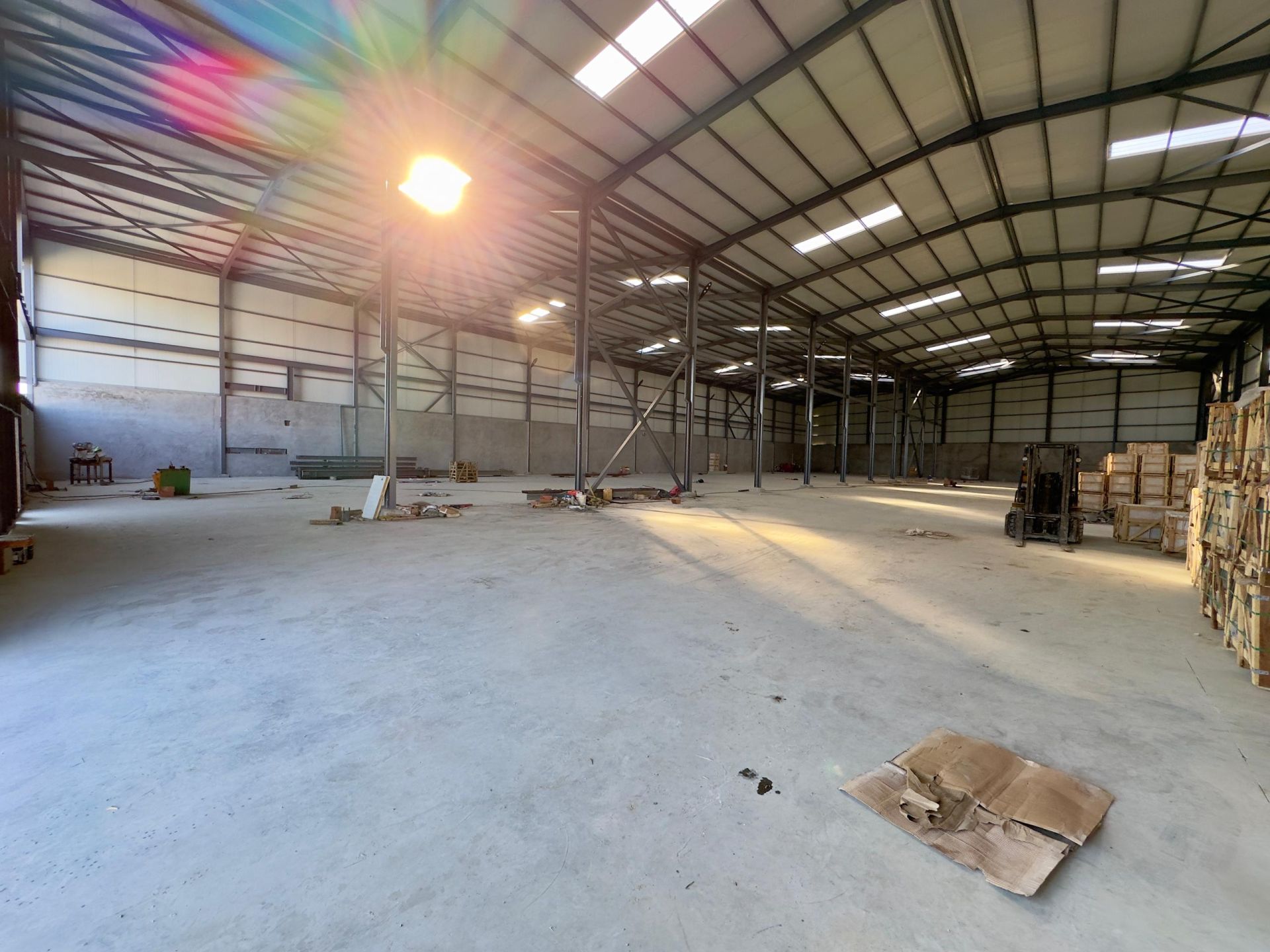 Agence immobilière loue à Tessala El Merdja un hangar de : 3000 M² — Hangar - usine à TESSALA EL MERDJA (photo 3)