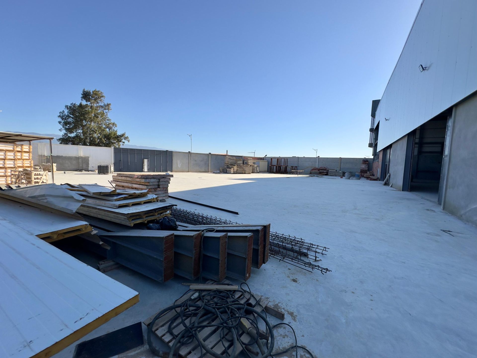 Agence immobilière loue à Tessala El Merdja un hangar de : 3000 M² — Hangar - usine à TESSALA EL MERDJA (photo 4)