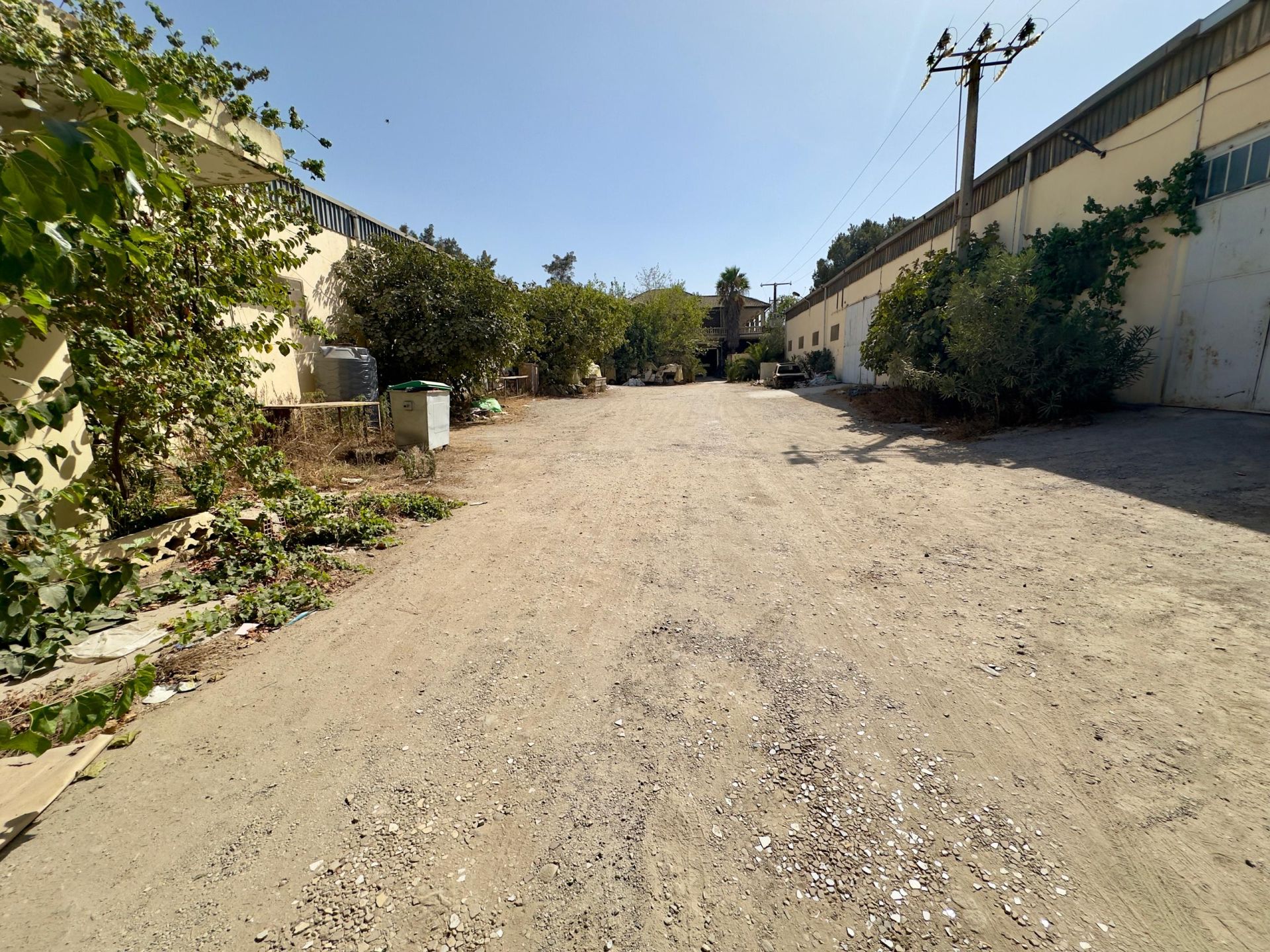 Agence immobilière loue à Zone industrielle de Guerrouaou un hangar de : 1000 M² — Hangar - usine à GUERROUAOU (photo 4)