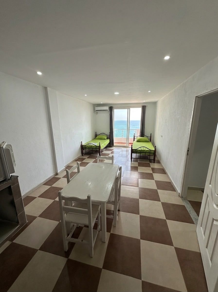 Agence immobilière loue à Azeffoun (Tizi Ouzou) un F2 entièrement meublé — Appartement à أزفون (photo 3)