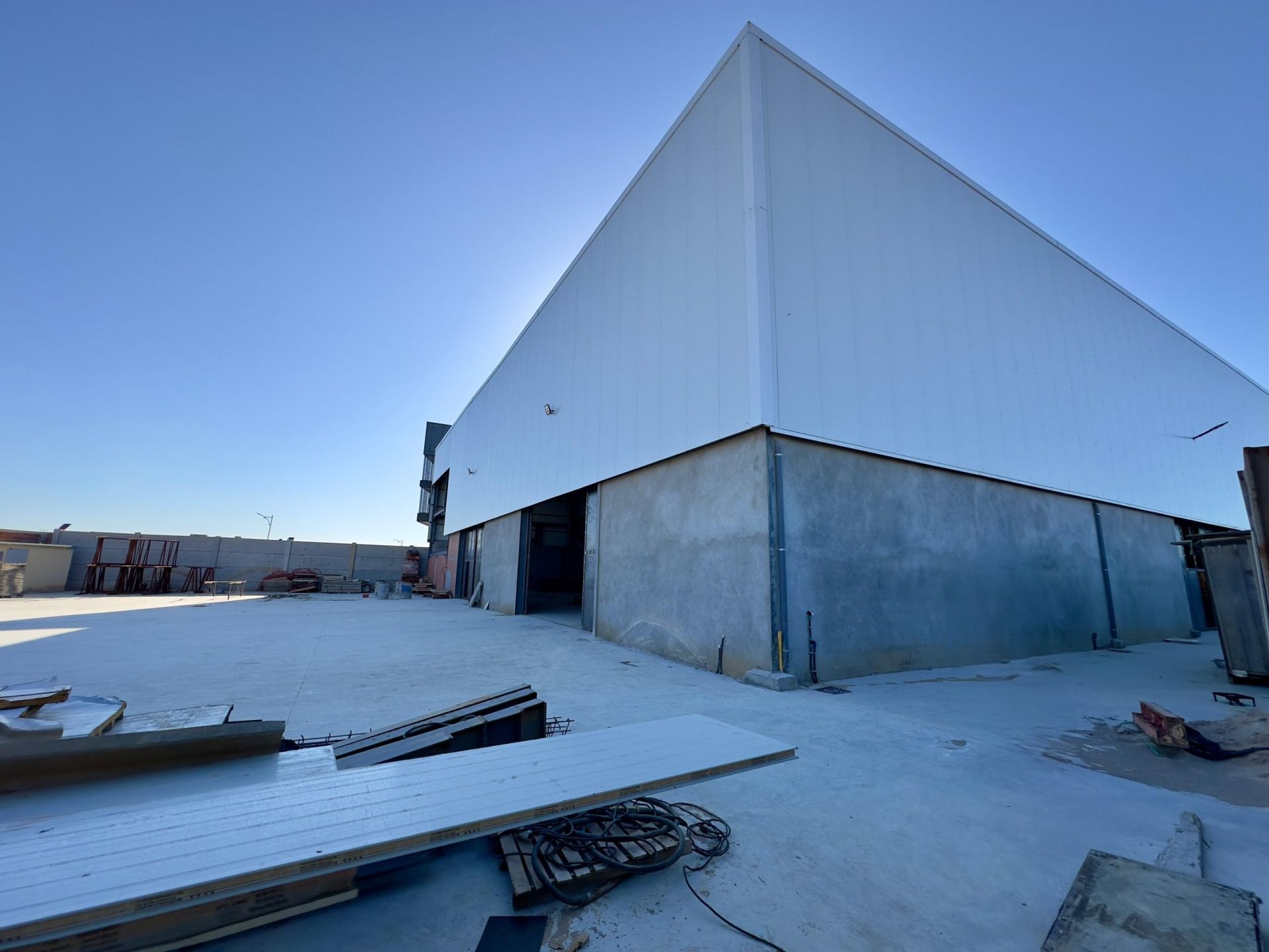 Agence immobilière loue à Tessala El Merdja un hangar de : 3000 M² — Hangar - usine à TESSALA EL MERDJA (photo 5)