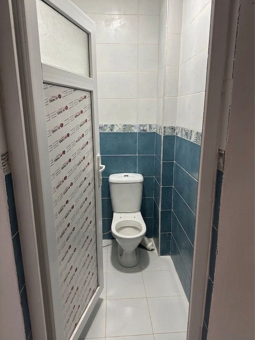 Agence immobilière loue à Azeffoun (Tizi Ouzou) un F2 entièrement meublé — Appartement à أزفون (photo 4)