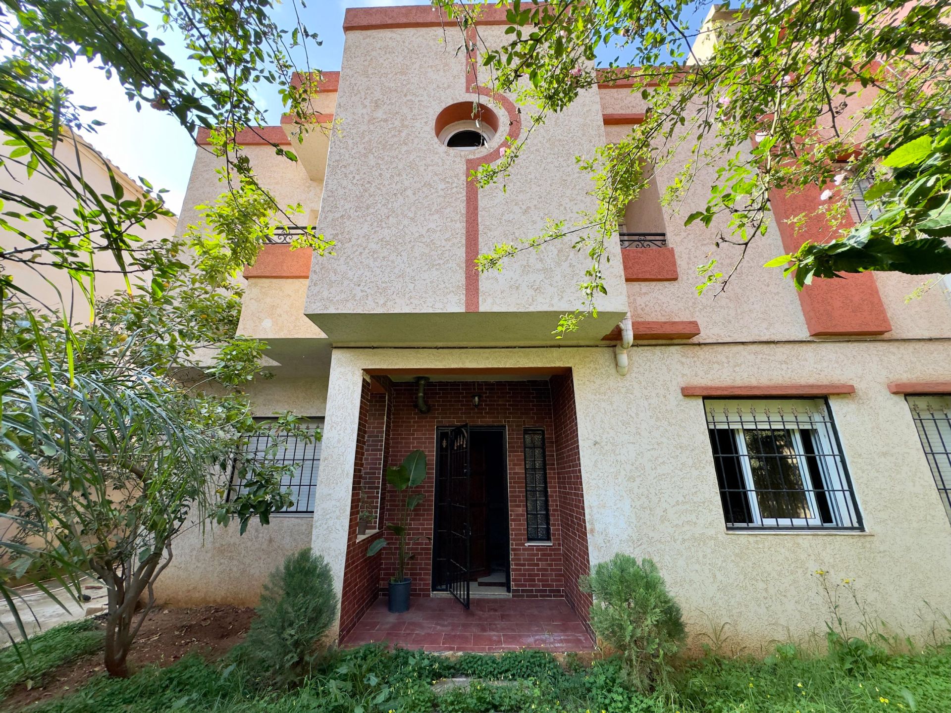Agence loue à Bouzareah (Bousmaha) coté école de banque une villa en R+1 — Maison à بوزريعة (photo 6)
