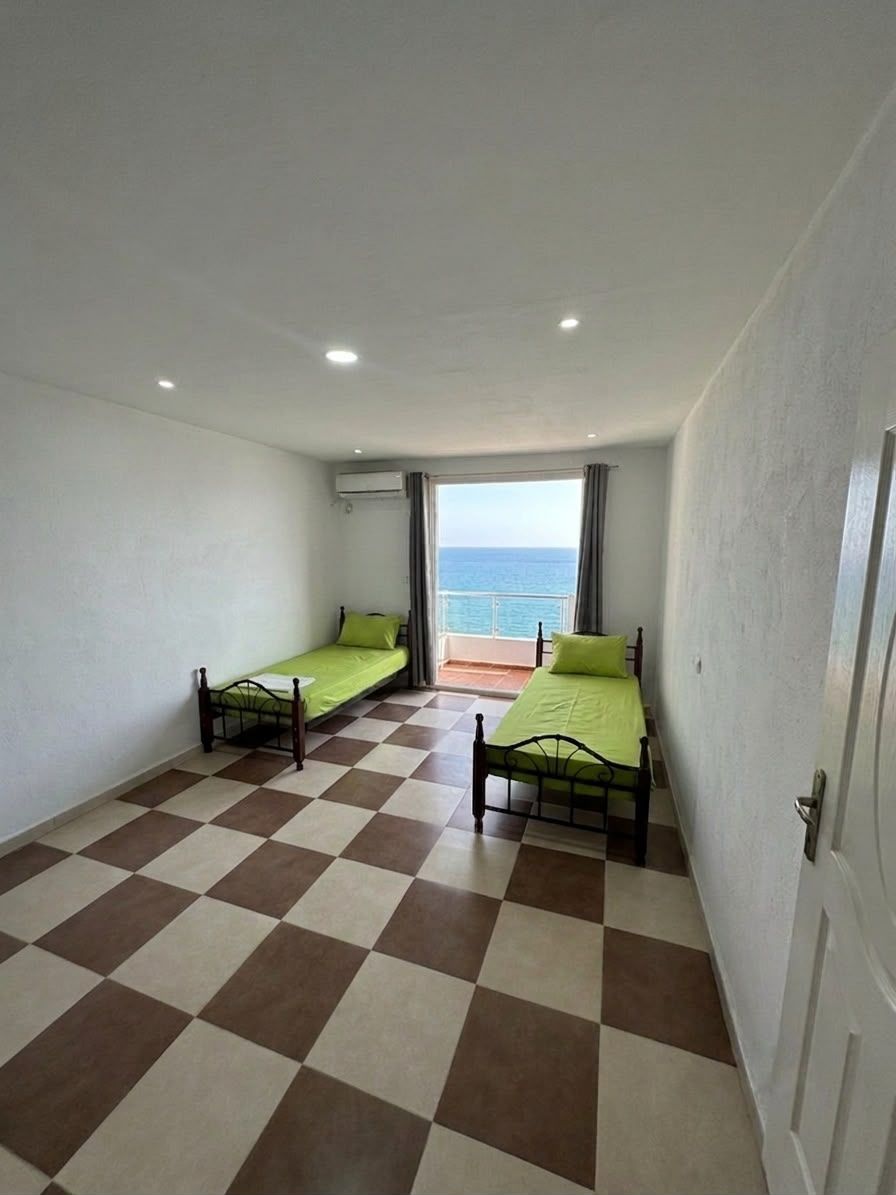 Agence immobilière loue à Azeffoun (Tizi Ouzou) un F2 entièrement meublé — Appartement à أزفون (photo 5)
