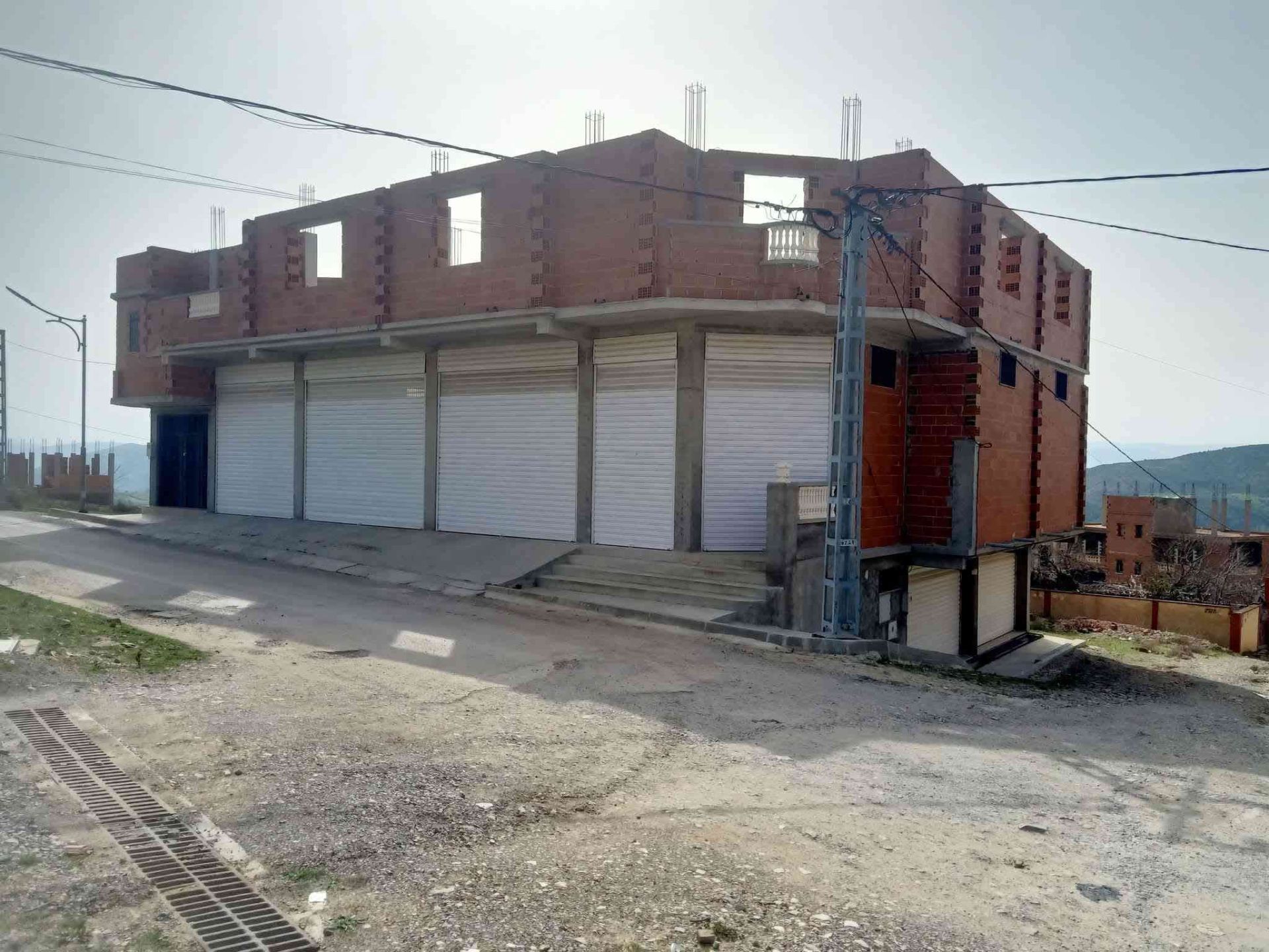 Maison avec garages à Serdj-El-Ghoul