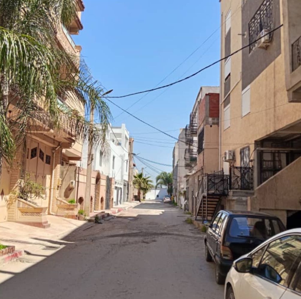 🏠 شقة F2 راقية للبيع | بني تامو – البليدة مطبخ مجهز | تراس | باركينغ | وثائق كاملة ✅ السعر: 670 مليون دج — ثابت — Appartement à بني تامو